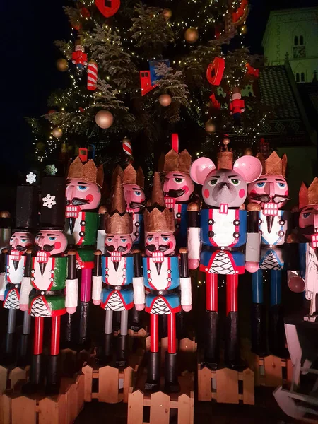 Dřevěné Louskáček Sochy Stojící Řadě Jako Vánoční Dekorace Noční Záběr — Stock fotografie