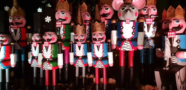 Estatuas Cascanueces Madera Pie Una Fila Como Decoración Navidad Tiro — Foto de Stock