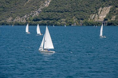 İtalya 'da Lago di Garda Gölü' nde birçok küçük yelkenli yelken açılır.