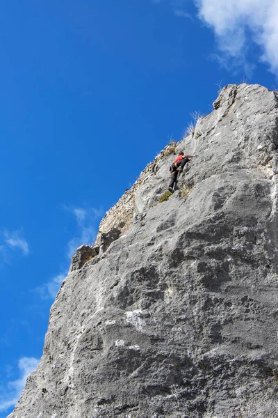 Junger Männlicher Kletterer Klettert Auf Klippe — Stockfoto