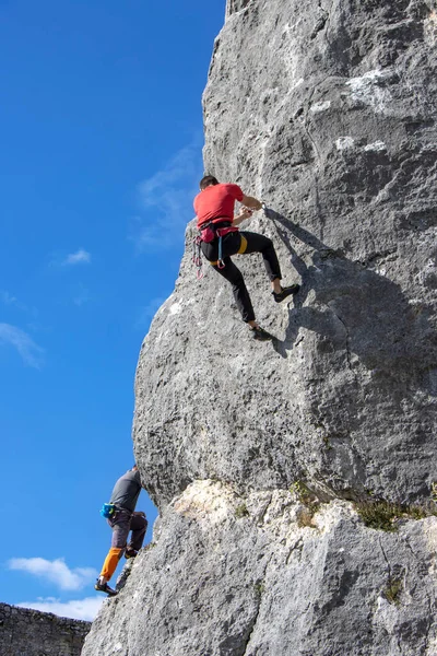 Zwei Junge Männliche Kletterer Klettern Auf Klippe — Stockfoto