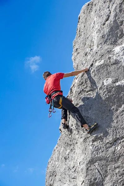 Young Male Climber Climbs Cliff — Stock Photo, Image