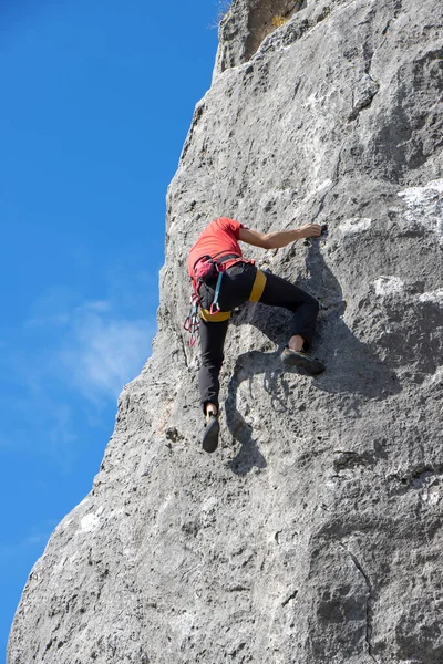 Young Male Climber Climbs Cliff — Stock Photo, Image