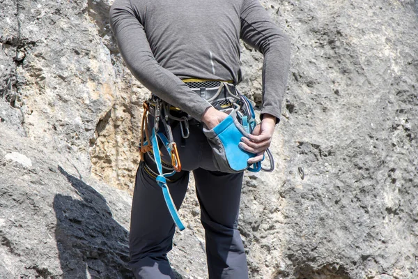 Young Climber Takes Magnesium His Hands Climbing Roc — Stock Photo, Image