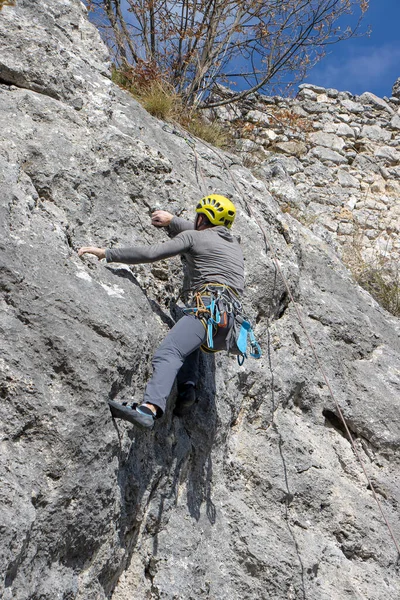 Junger Freikletterer Klettert Auf Klippe — Stockfoto