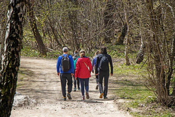 ハイキングコースを歩く若者のグループ — ストック写真