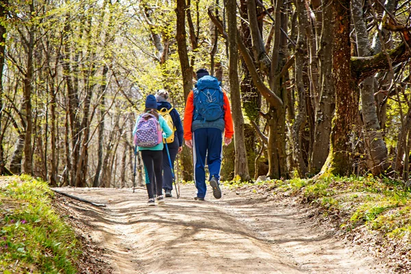 ハイキングコースを歩く娘を持つ若いカップル 黒人ムーブメントによって — ストック写真