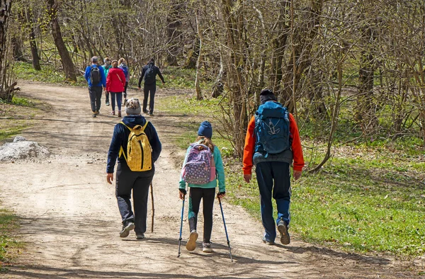 ハイキングで歩く若者のグループ Trai — ストック写真
