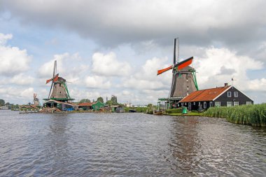 Amsterdam yakınlarındaki Zaan Schans kırsalındaki eski yel değirmeni