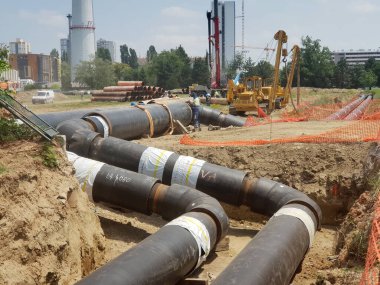 Bölgenin ısıtma sistemi boru hattının yeniden inşası ve eski boruların yenileriyle değiştirilmesi. İnşaat alanındaki bir siperde ısıtma boruları döşemek..
