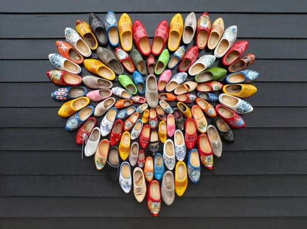 Birçok Renkli Hollanda Klomp Ayakkabısı Siyah Ahşap Kaplama Arka Planda — Stok fotoğraf