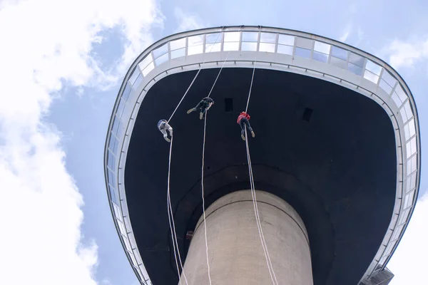 Three Young People Abseiling Eromast Tower Rotterdam — 스톡 사진