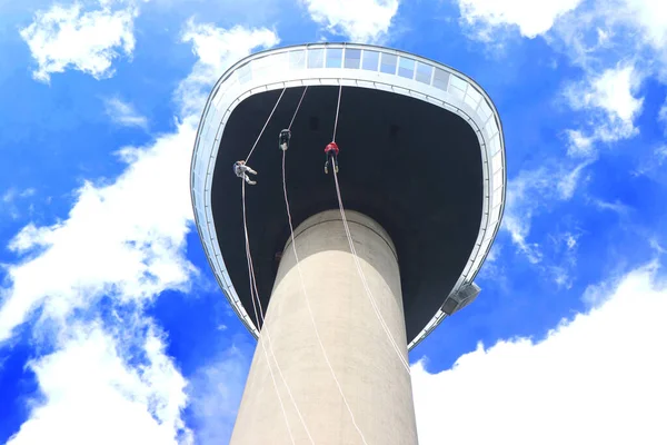 Three Young People Abseiling Eromast Tower Rotterdam — Φωτογραφία Αρχείου