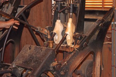 Takunya yapımı, geleneksel bir Hollanda sanatı olan tahta ayakkabılar.