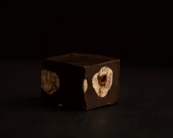 Avellanas Asadas Chocolate Negro Chocolate Dulce Sobre Fondo Negro — Foto de Stock