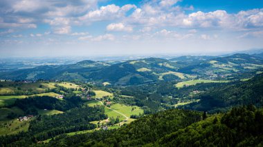 Avusturya Alpleri 'nin panoramik manzarası, Avusturya' daki güneşli ormanın üzerindeki bulutlu gökyüzü