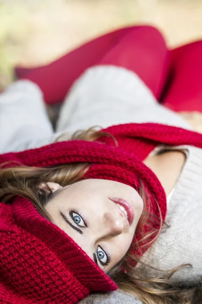 Chica con sombrero rojo y bufanda roja en otoño Fotos de stock