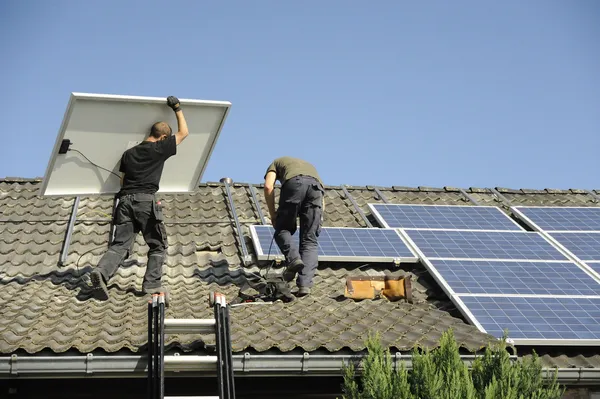 Instalación de paneles fotovoltaicos — Foto de Stock