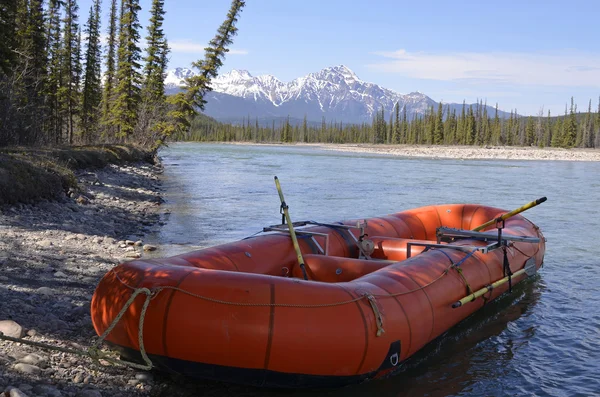 Rafting boat at river shore — Stock Photo, Image