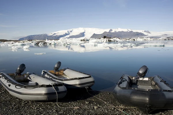 Icebergs and rafting boats, Joekulsarlon, Islândia — Fotografia de Stock