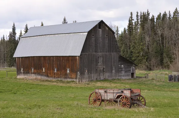 Gamla ladugården och dragna vagn — Stockfoto