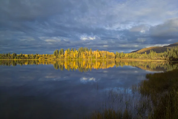 Indian summer at Grizzly Lake, Slana, Alaska — Stock Photo, Image