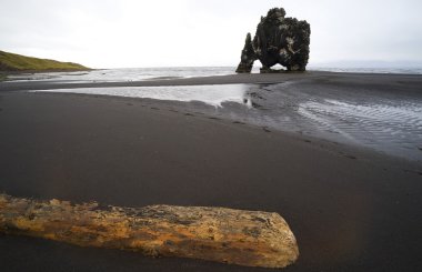 Hvitserkur Basaltfelsen im Meer