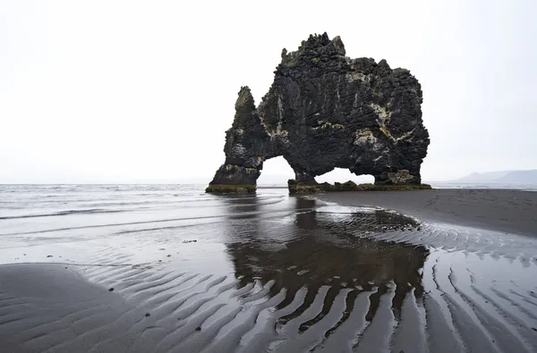 Hvitserkur basaltfelsen im meer、 冰岛 — 图库照片