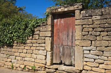 oude kalksteen muur met houten deuryaşlı kireçtaşı duvar ahşap kapı ile
