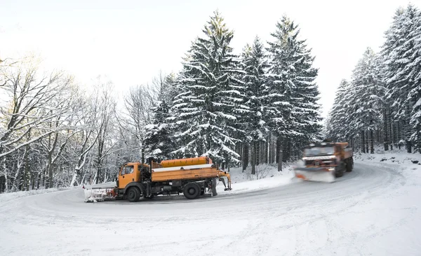 Aratri da neve sulla strada invernale — Foto Stock