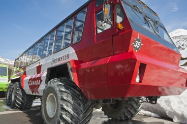 Columbia icefield, snowcoach