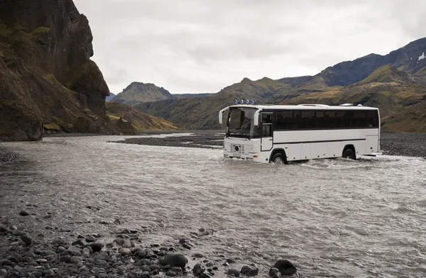 Bussen passerar floden — Stockfoto