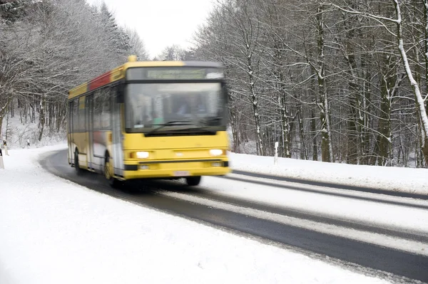 Bus op winter weg — Stockfoto