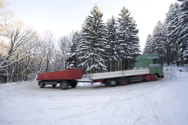 卡车与拖车冬季道路上 — 图库照片