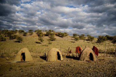 Kil bild yuvarlak kulübeleri ve ahşap çit, Afrika
