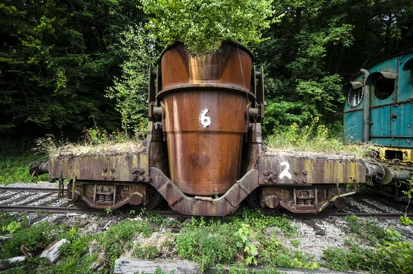 Старый горячий металлический ковш — стоковое фото