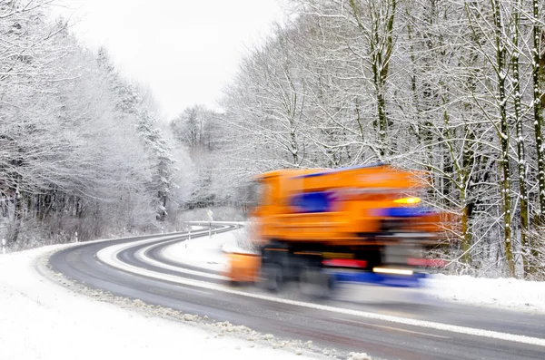 Vintern på väg och snö plow — Stockfoto