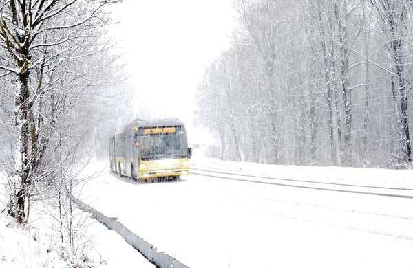 Bus op winter weg — Stockfoto