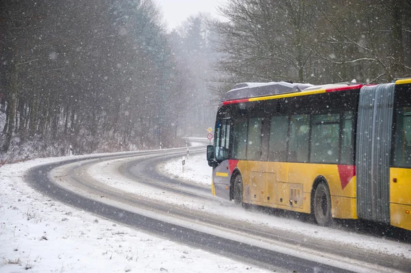 Bus auf winterlicher Straße — Stockfoto