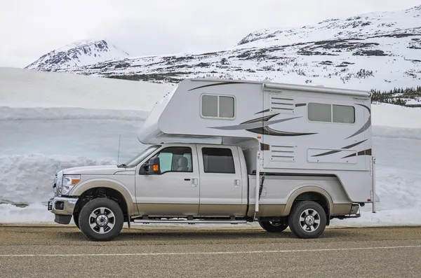 Vrachtwagen camper — Stockfoto