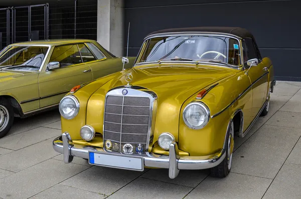 Старий урожай автомобілів Mercedes — стокове фото