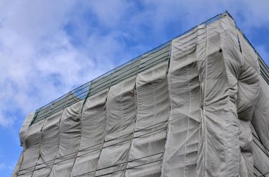 İnşaat alanı içinde gri katranlı muşamba kaplı