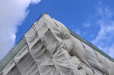 İnşaat alanı içinde gri katranlı muşamba kaplı