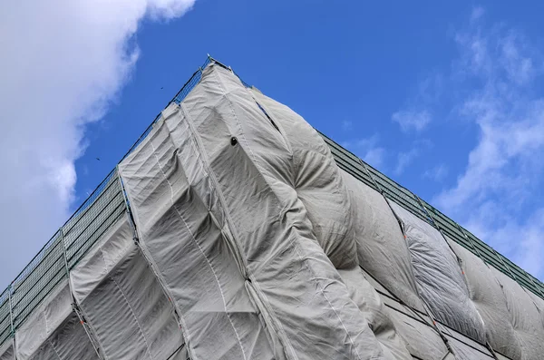 İnşaat alanı içinde gri katranlı muşamba kaplı — Stok fotoğraf