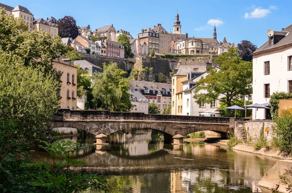 Luxembourg City, Grund, puente sobre el río Alzette — Foto de Stock