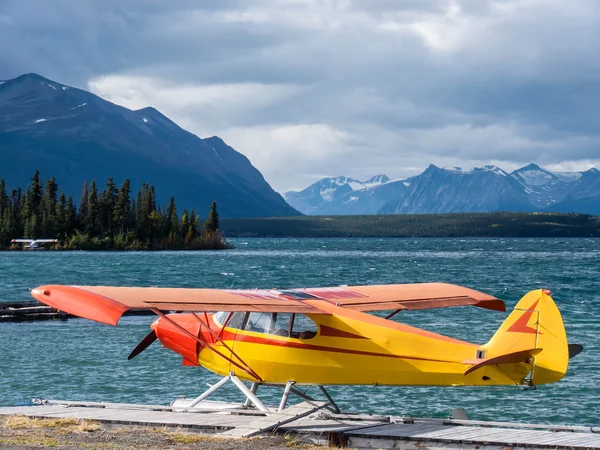 Avión flotante en un lago — Foto de Stock