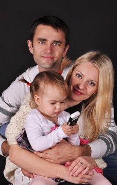 mutlu anne ve çocuk bir siyah arka plan üzerine sarılmak oturmak