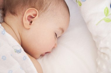 genç bebek beşiğinde uyuyor