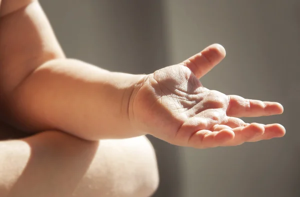 Mão do bebê pega a luz solar — Fotografia de Stock