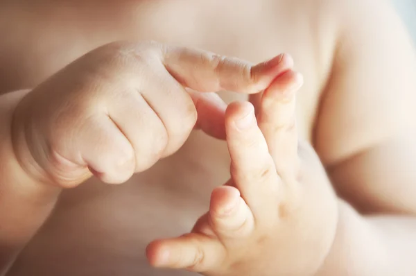 Young baby connects the fingers — Stock Photo, Image